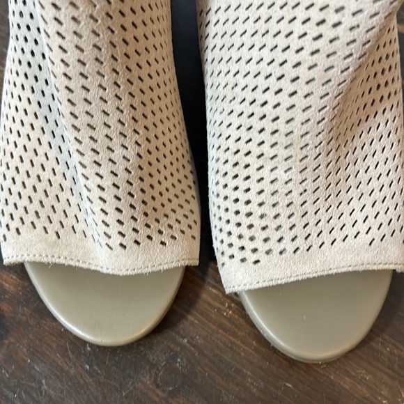 Marc Fisher tan/taupe Gabie Block Heel Sandals size 7 - Picture 2 of 6